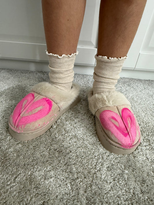 Kids pink heart slippers💕