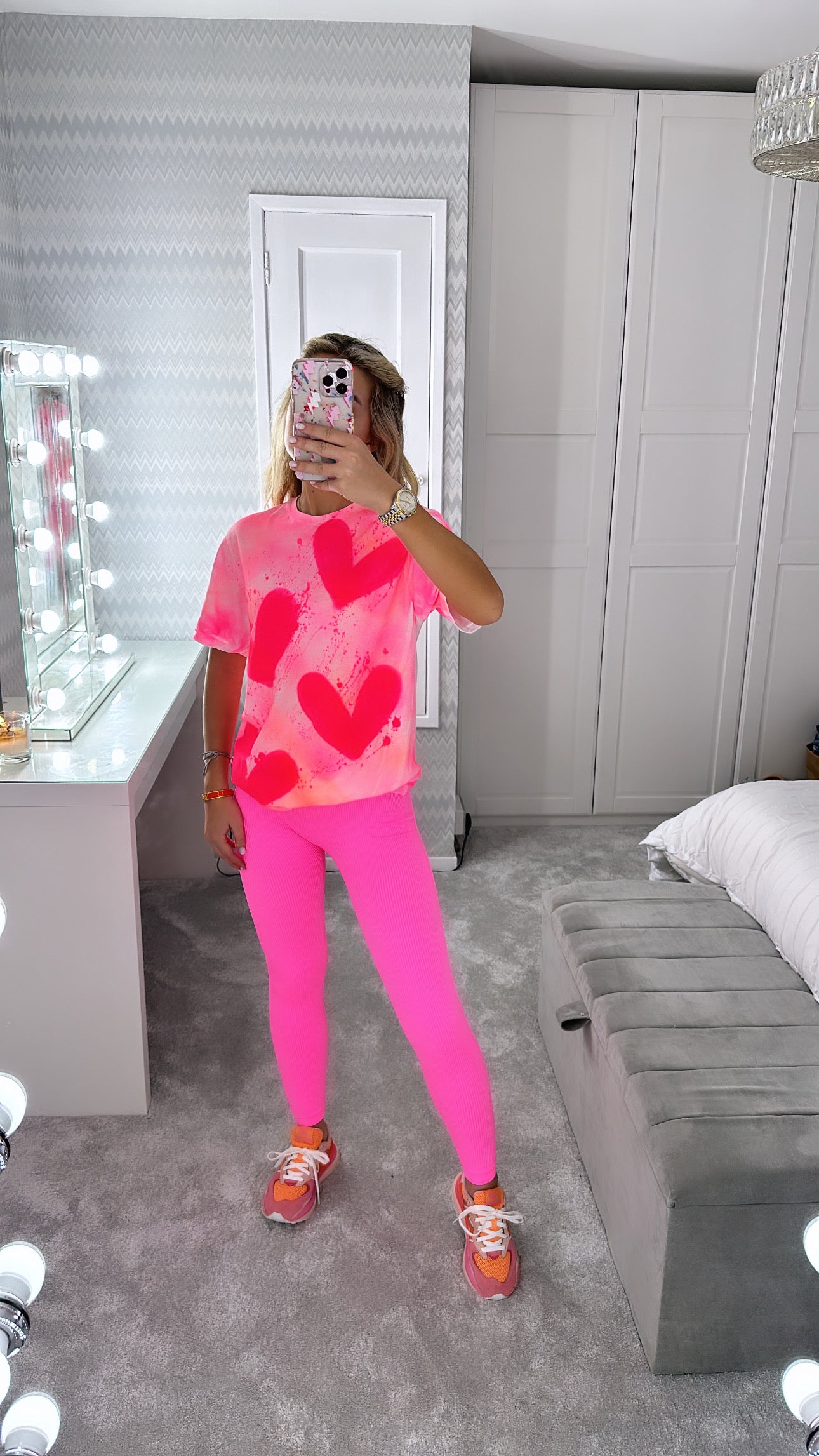 Neon pink heart tshirt💗🪩✌🏼