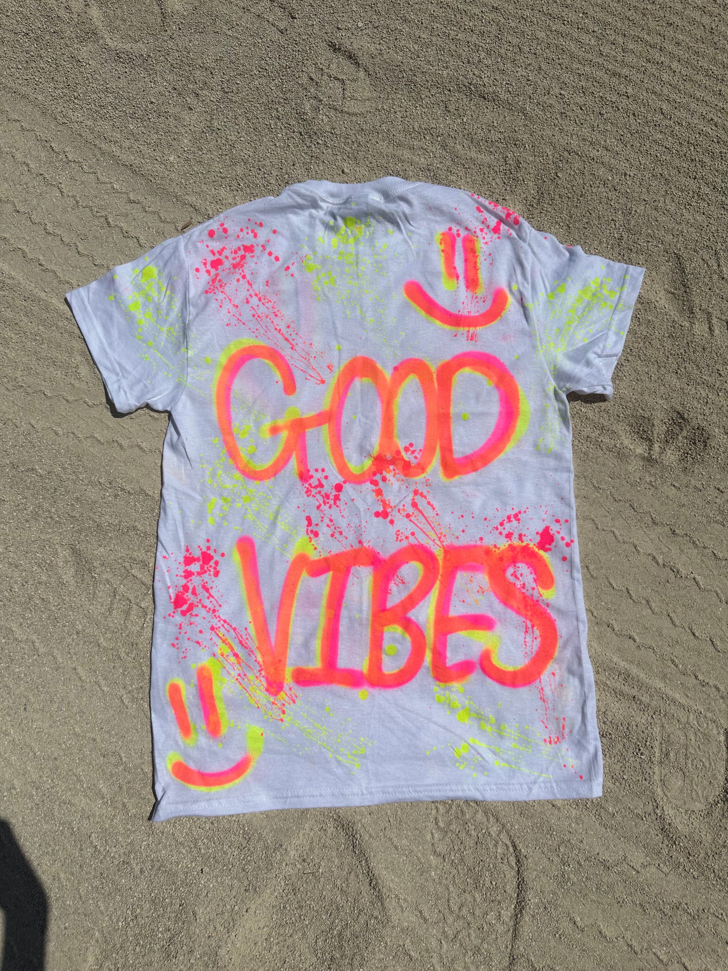 Neon good vibes T-shirt🪩☮️🦩🍒⚡️