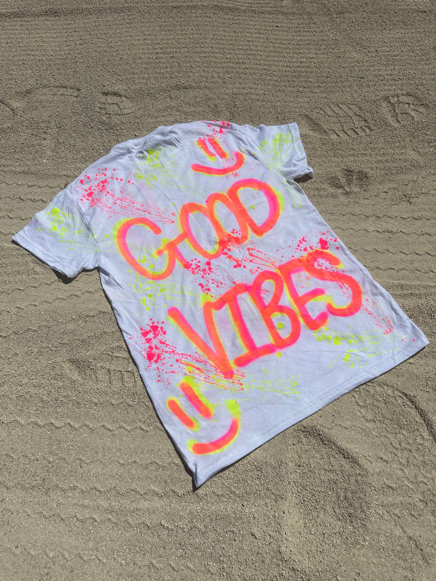 Neon good vibes T-shirt🪩☮️🦩🍒⚡️