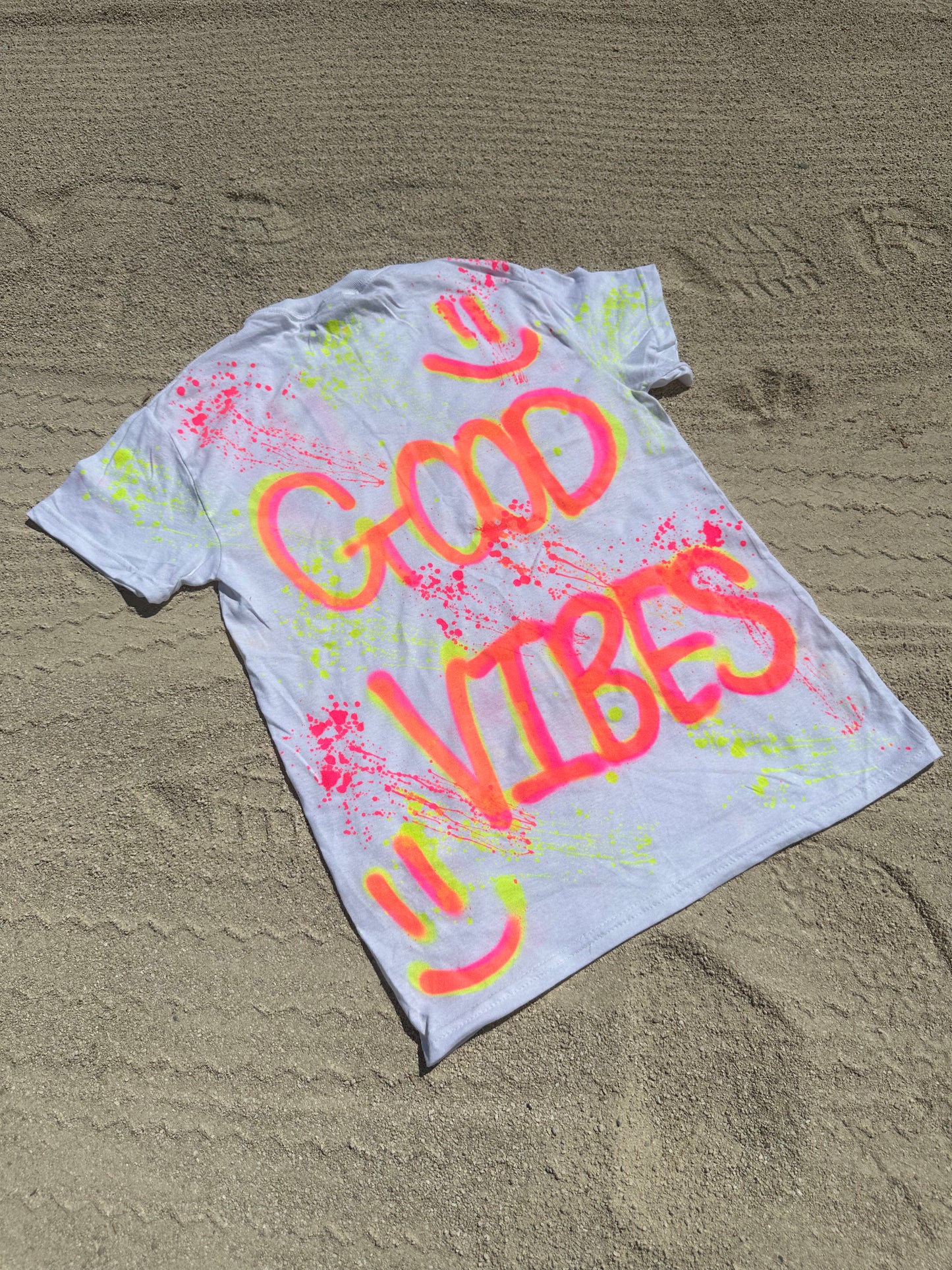 Neon good vibes T-shirt🪩☮️🦩🍒⚡️