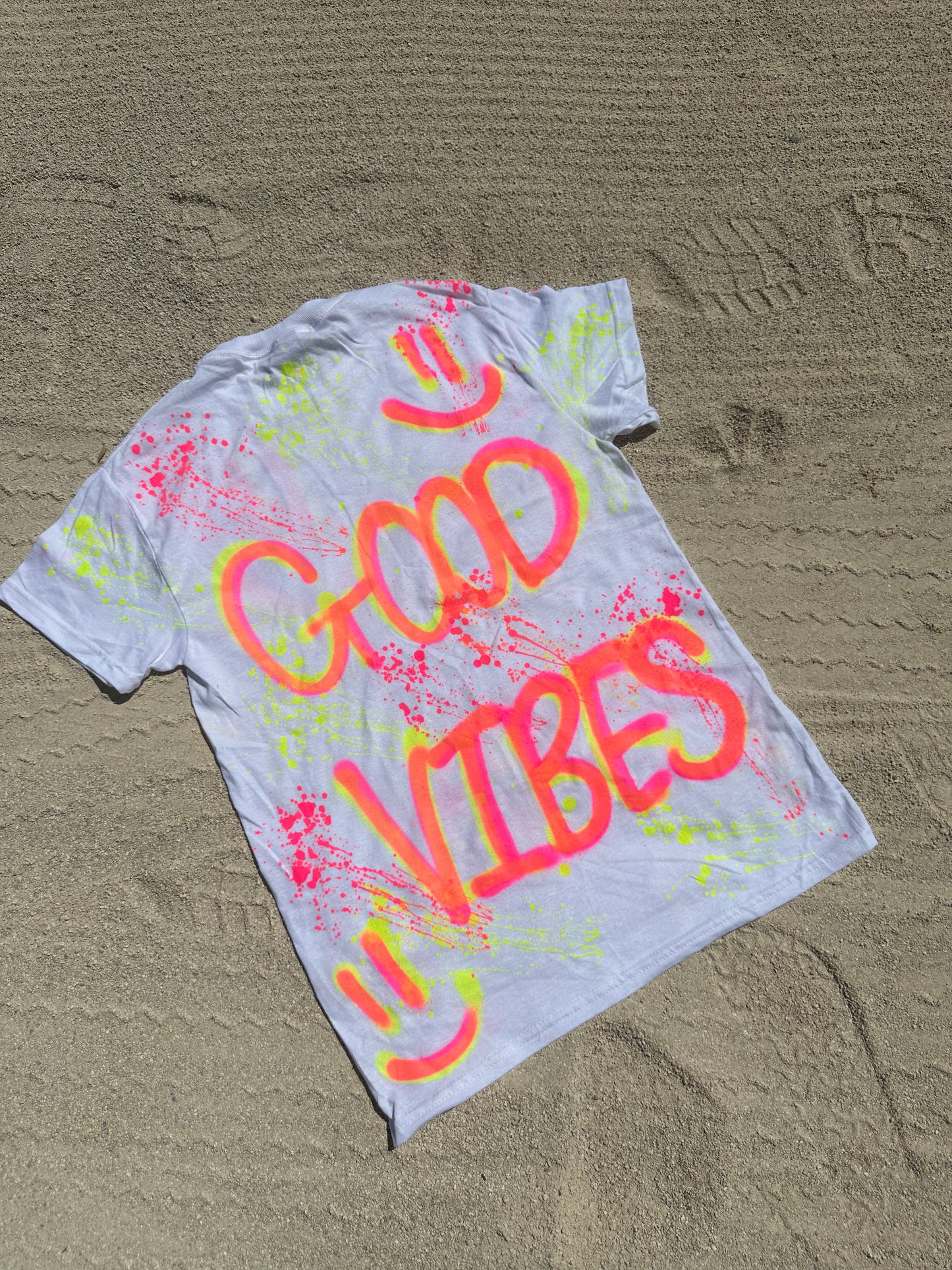 Neon good vibes T-shirt🪩☮️🦩🍒⚡️